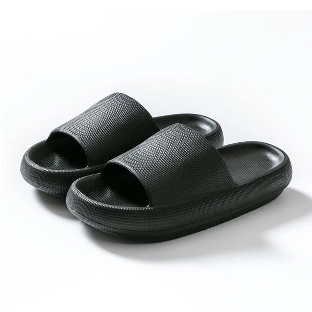 Pillow Slides Slippers Thick Sole Sandals in black. Size 5/6‎